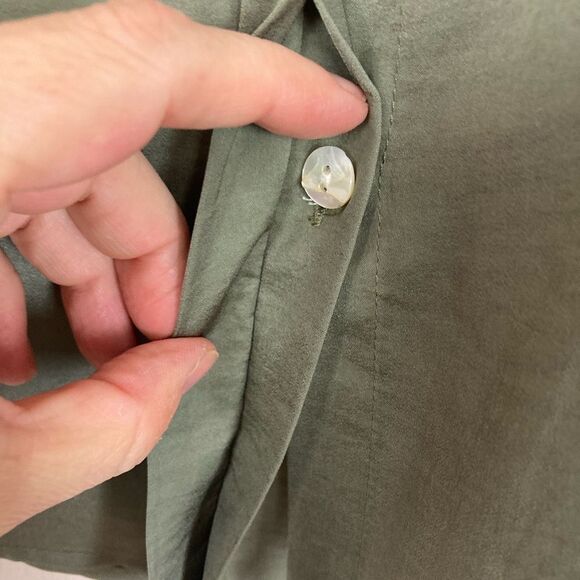 Chicos Cap Sleeve Boxy Blouse w/ pockets hidden button down 3 - Picture 6 of 9